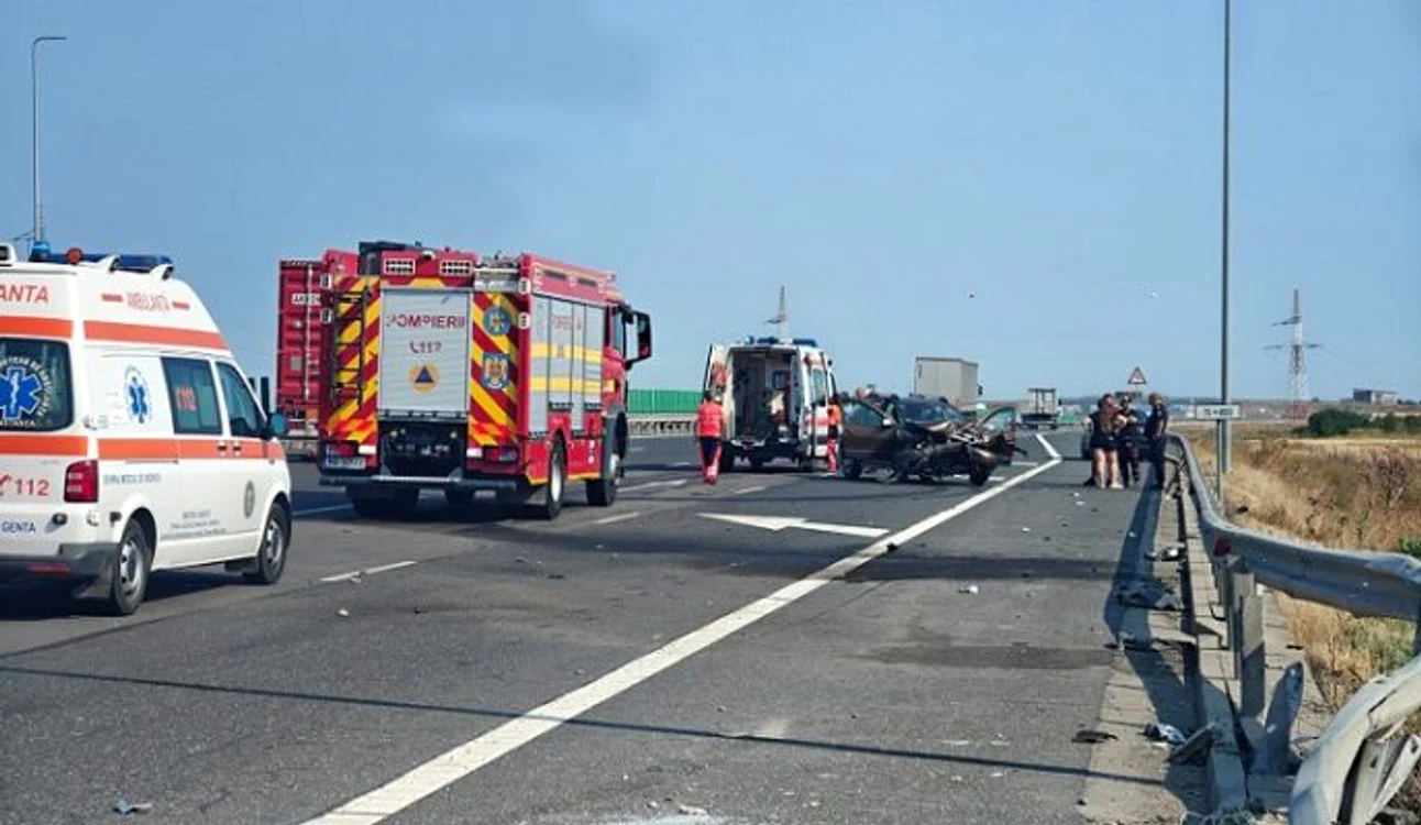 Impact cu trei autoturisme pe Autostrada Soarelui, spre București. 