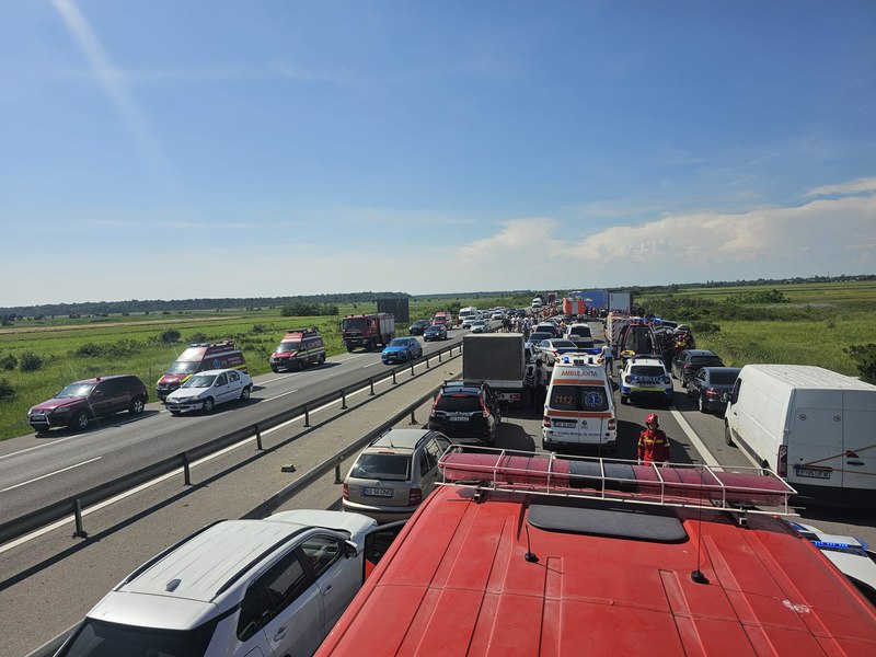 Accident grav pe Autostrada A1, între trei tiruri și cinci autoturisme. Un copil a murit, iar alte opt persoane sunt rănite