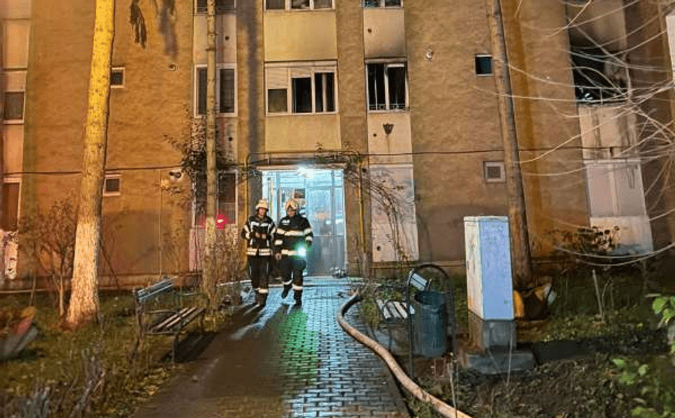 Zeci de locatari evacuați dintr-un bloc din Mureș, din cauza unui incendiu izbucnit la prima oră a dimineții