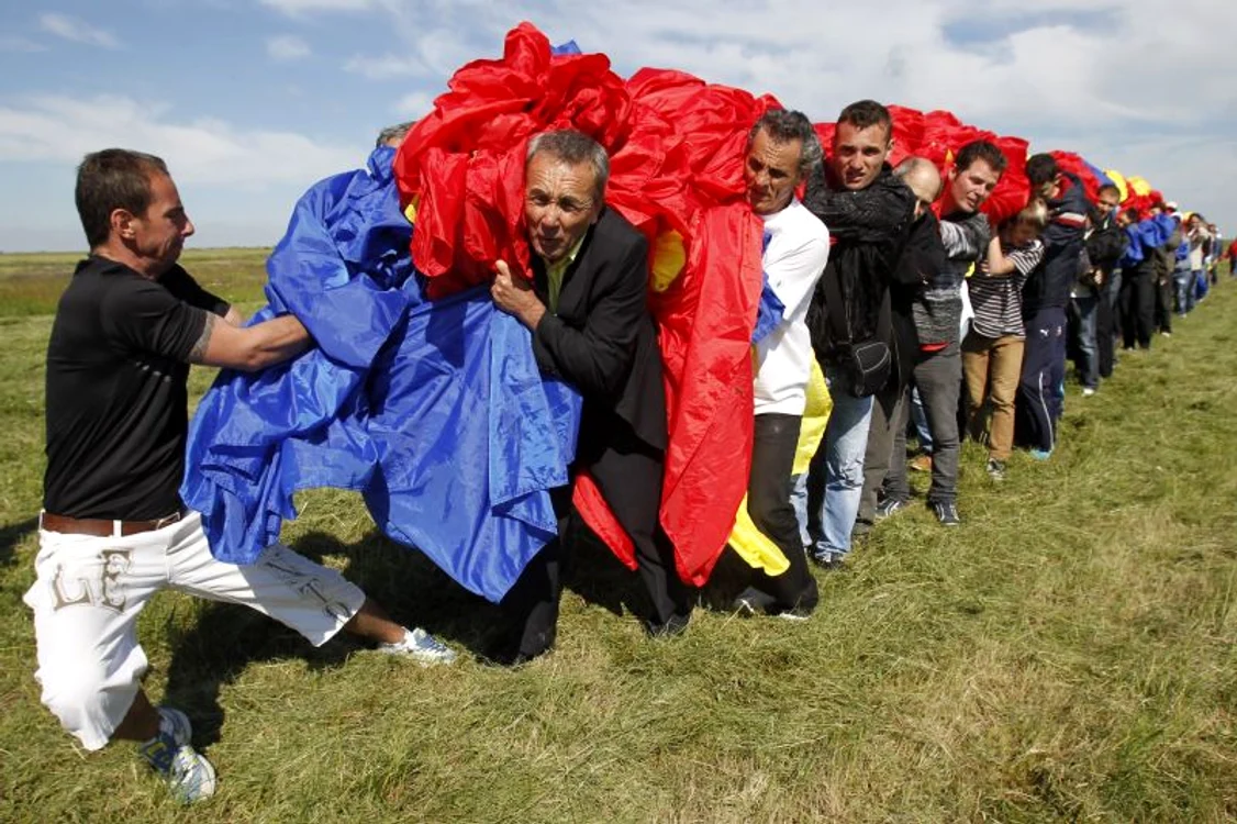 Cel mai mare drapel naţional din lume, expus la aerodromul Clinceni. (Foto: Bogdan Cristel/Reuters)
