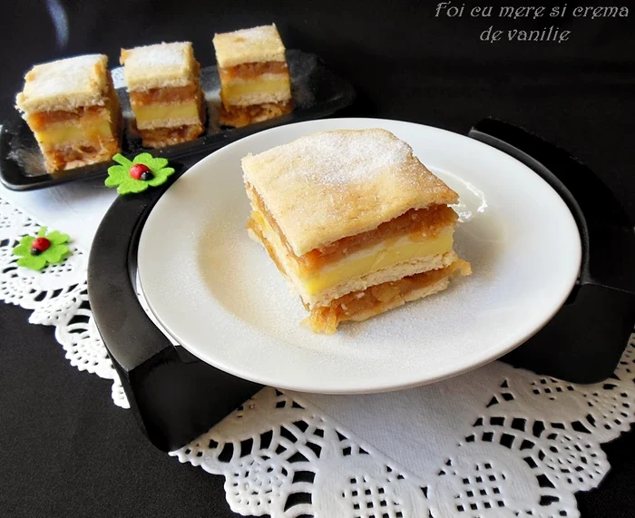 
    Foi cu mere şi cremă de vanilie  