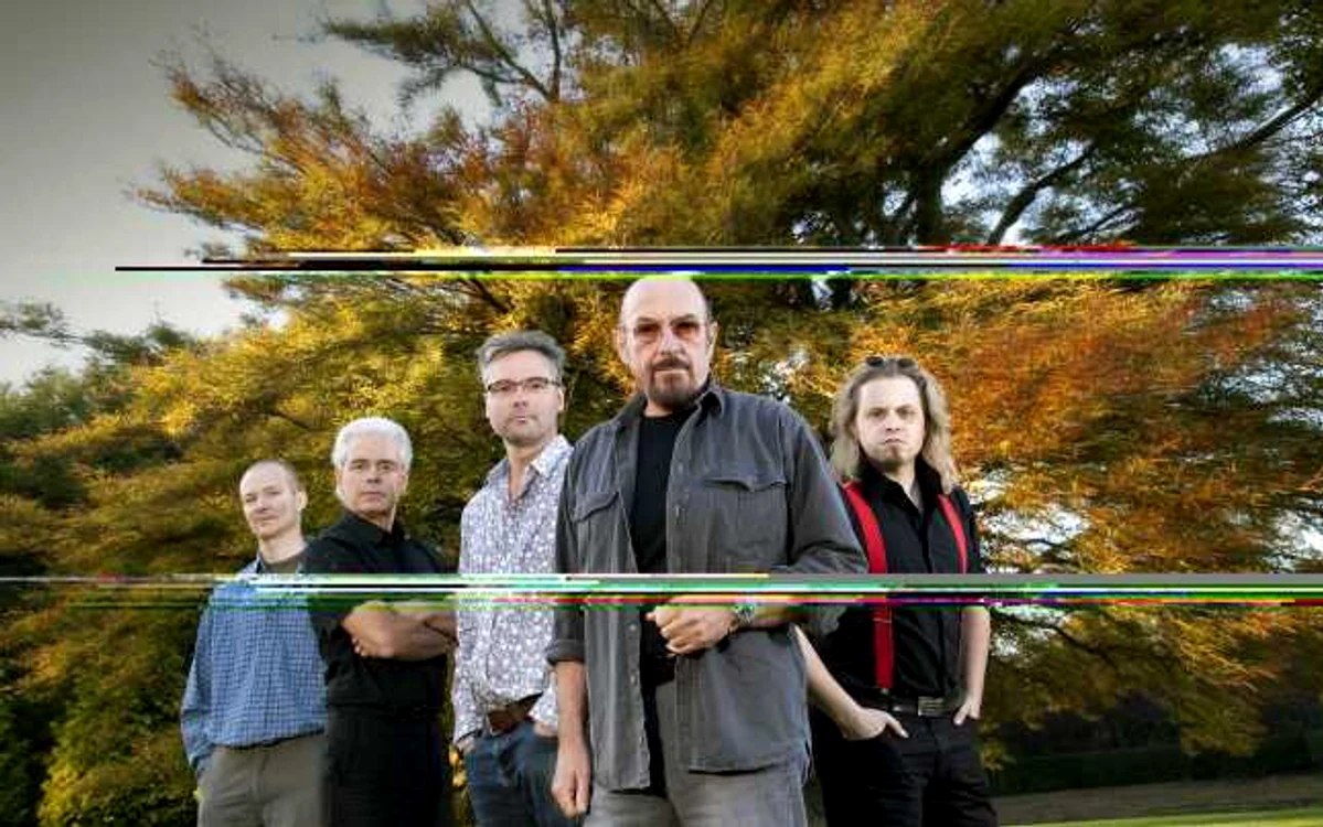 Jethro Tull, trupa
formată în anul 1967, în oraşul Blackpool, Anglia, a fost un
fenomen unic în istoria muzicii FOTO jethrotull.com