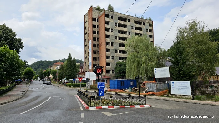 Bloc turn din anii '70, din Uricani, părăsit complet. Foto: Daniel Guță. ADEVĂRUL