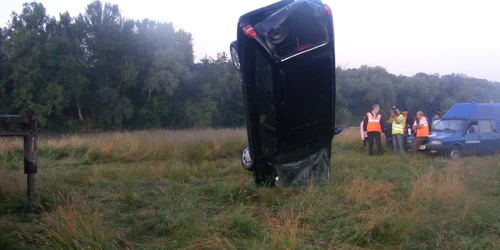 Maşina a fost scoasă cu greu la suprafaţă
