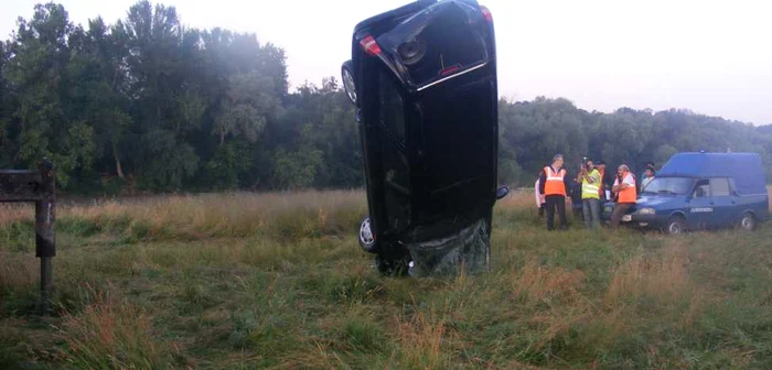 Maşina a fost scoasă cu greu la suprafaţă