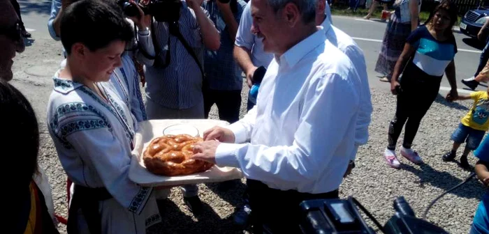 Rugat să comenteze cazul de la Dâmboviţa, unde liderii au anunţat că nu îşi vor da demisia din niciun post, Dragnea a spus că foştii colegi de alinaţă vor fi schimbaţi din funcţiile politice pe care le ocupă