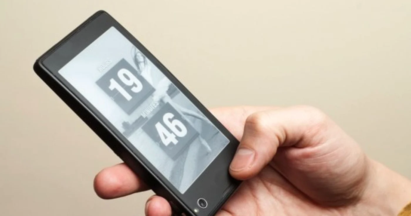 YotaPhone este primul cu două feţe.