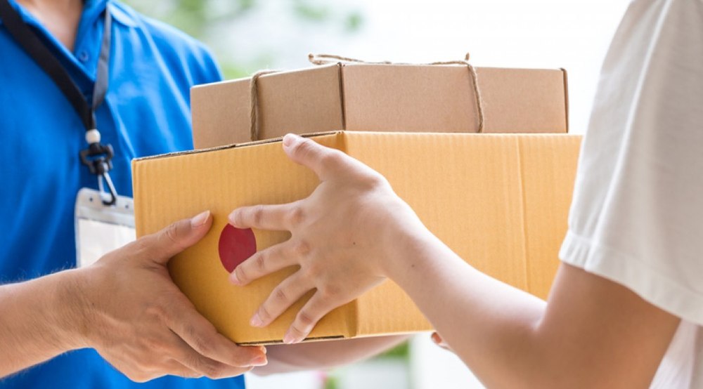 Un român a comandat online o tabletă, însă a avut o surpriză când a deschis coletul primit de la curier