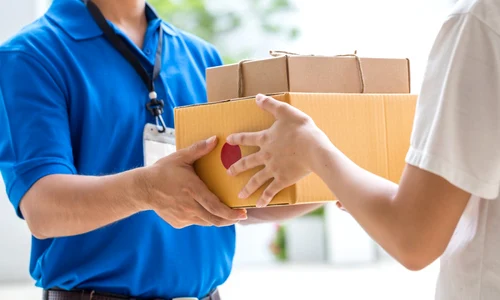 curier pachet livrare foto shutterstock