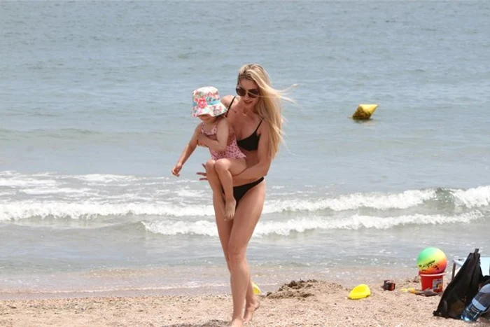 
    Misty și Arya s-au bălăcit în apa caldă a mării Sursă foto: Blitz!  