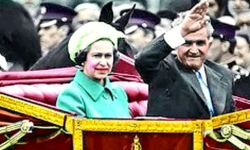 Regina Elisabeta a II a s a ascuns de Ceaușescu într un tufiș din grădina Palatului Buckingham, la vizita din 1978! jpeg
