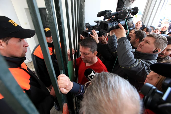 Înmormantare Marioara Zăvoranu. Costin Mărculescu a încercat să filmeze pe furiş în capelă, pentru a vinde imaginile