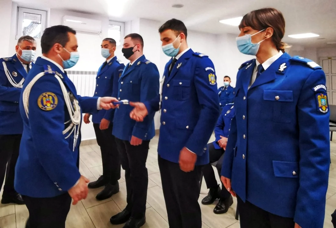 Cozmin Gârbea, primindu-şi epoleţii cu noul grad FOTO Jandarmeria Neamţ