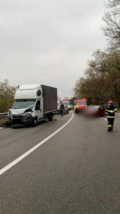 Accident rutier cu blocarea traficului pe Dealul Negru - DN7 - în zona Milcoiu - Vâlcea Foto Adevărul