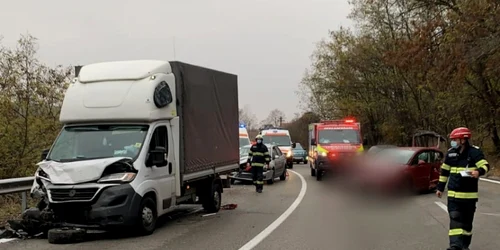 Accident rutier cu blocarea traficului pe Dealul Negru - DN7 - în zona Milcoiu - Vâlcea Foto Adevărul