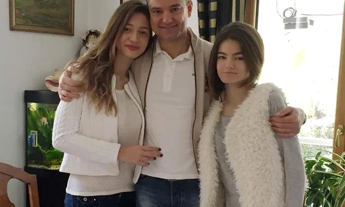 Boureanu susţine că iubita de 19 ani (prima stânga) l a ajutat enorm în relaţia cu fiica lui de 15 ani, Ioana (prima dreapta)  jpeg