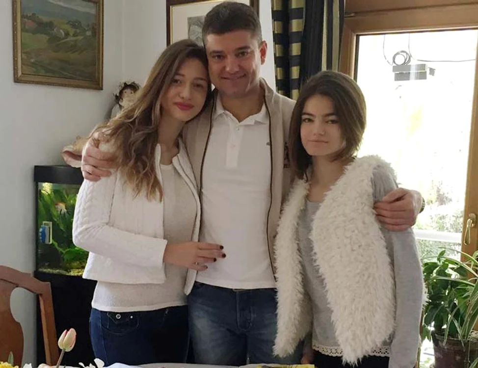 Boureanu susţine că iubita de 19 ani (prima stânga) l-a ajutat enorm în relaţia cu fiica lui de 15 ani, Ioana (prima dreapta) 