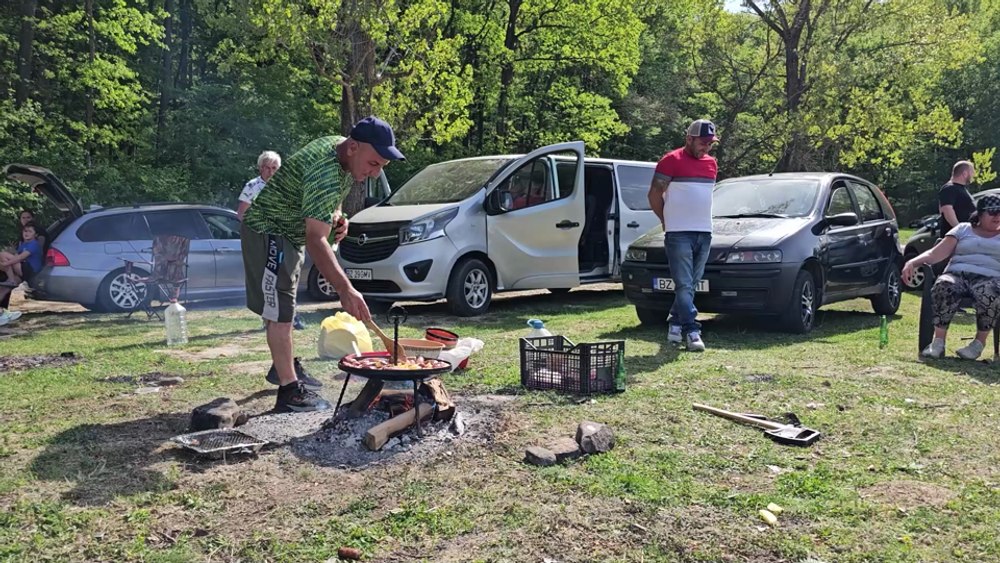 Antrenament pentru grătarele de 1 Mai și Paște. Turiștii au năvălit pe pajiștile abia înverzite VIDEO