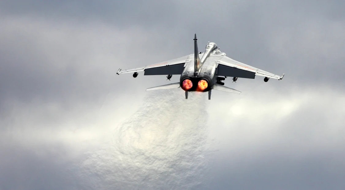 Avion de vanatoare China. FOTO Shutterstock
