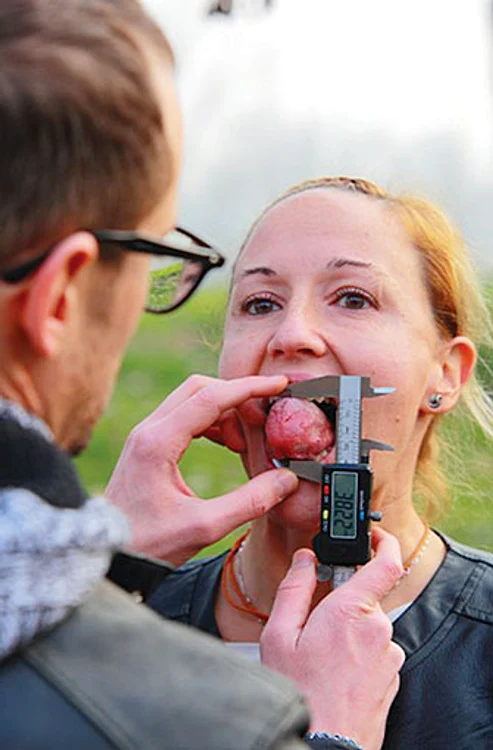 Ambra Collina are circumferinţa limbii de aproape 14 cm. SURSĂ FOTO: GUINNESS WORLD RECORDS