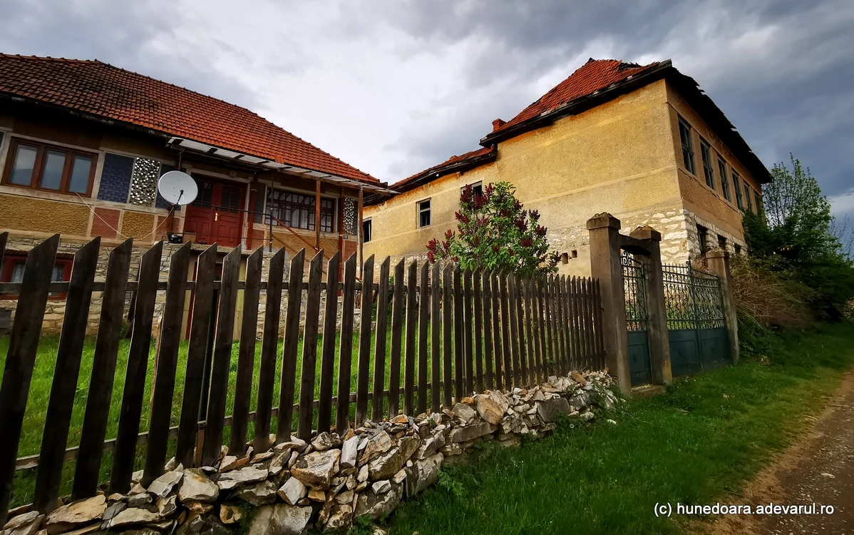Clădirea internatului (dreapta) din Alun. Foto: Daniel Guță. ADEVĂRUL