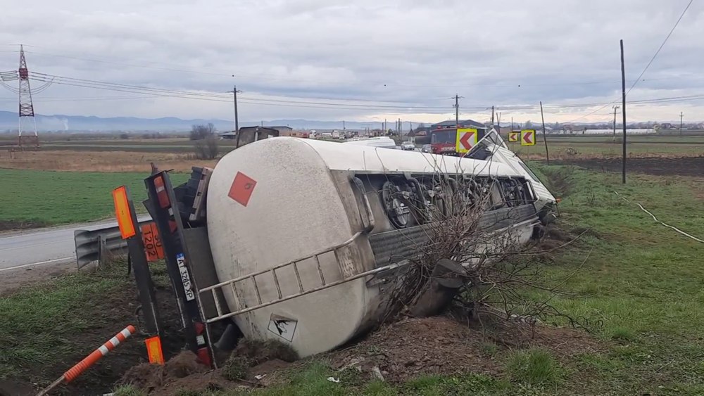 O cisternă cu motorină s-a răsturnat pe DN1. Traficul a fost blocat