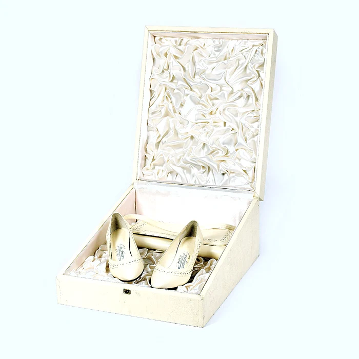 Pantofii și poșeta de culoare  albă: 400 €, prețul de pornire