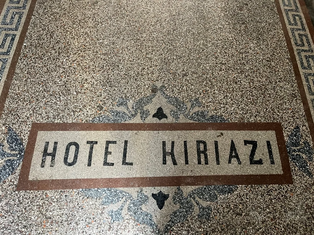 Captură cu podeaua hotelului Kiriazi. Foto: simplybucharest.ro