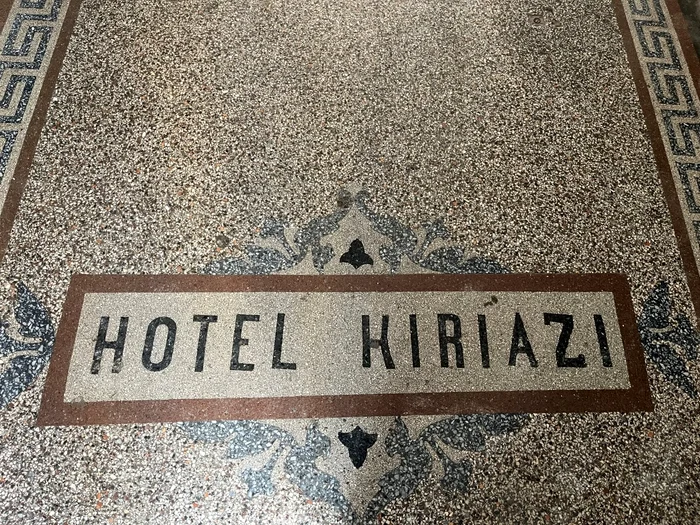 Captură cu podeaua hotelului Kiriazi. Foto: simplybucharest.ro