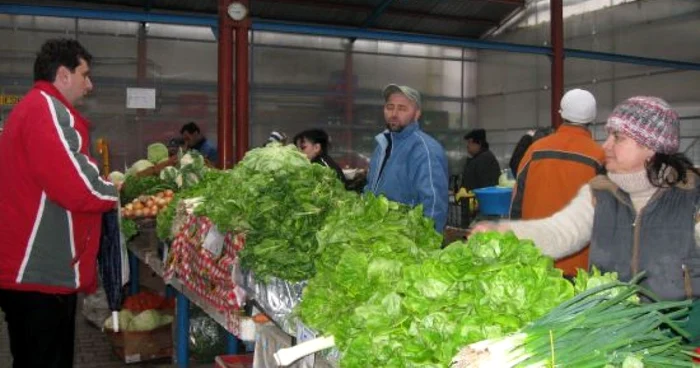 Pe mesele din piaţă a apărut salata de grădină