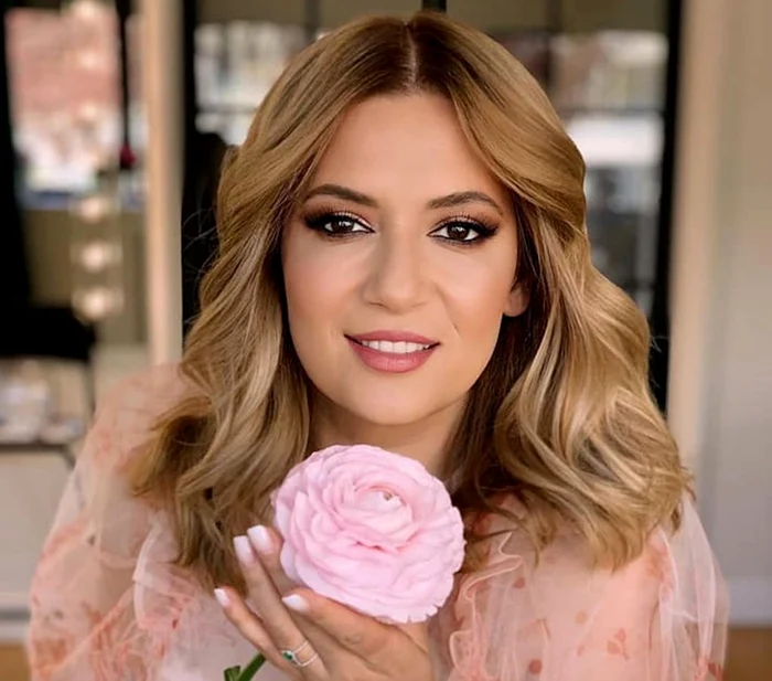 Amalia Enache a arătat precum o elevă de liceu într-o ținută all-white