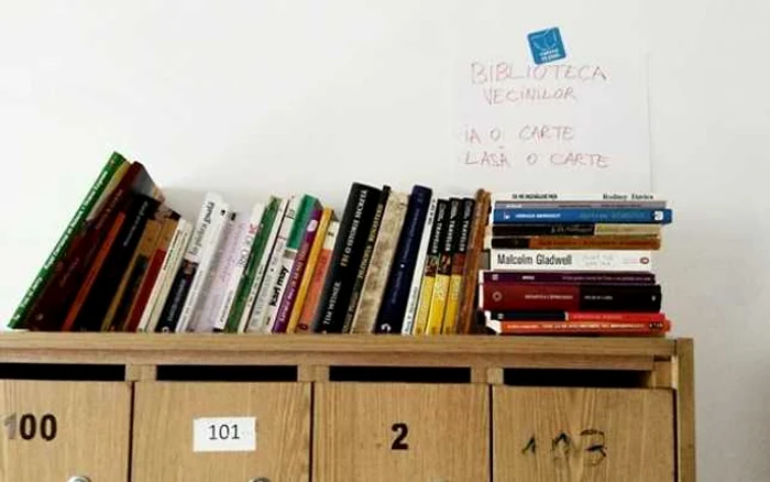 Cum arată o „Bibliotecă a vecinilor“  FOTO. Facebook, Cărţile pe faţă