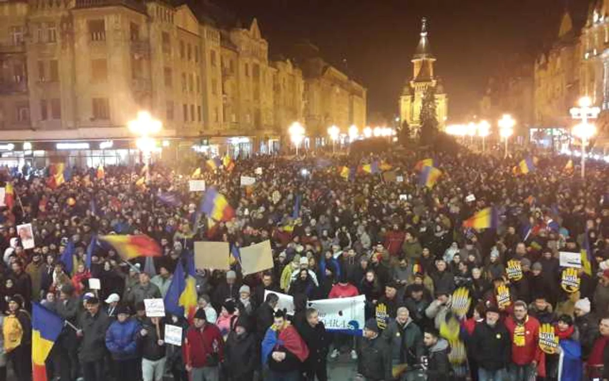 Protestatarii de la Timişoara au venit în piaţă cu o caracatiţă FOTO Ştefan Both