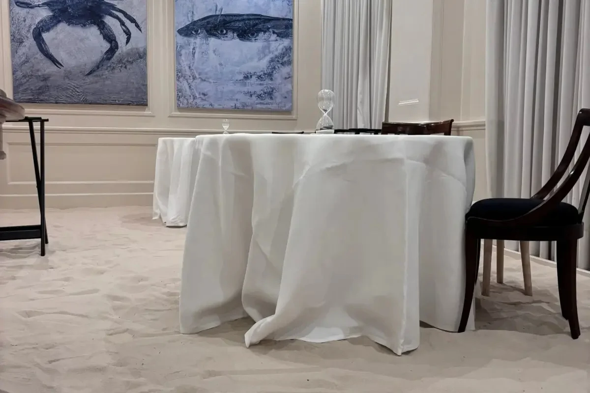 Restaurant din Torino, transformat în „plajă”: bucătarul a acoperit podeaua cu nisip și i-a invitat pe clienți să cineze desculți