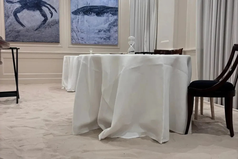 Restaurant din Torino, transformat în „plajă”: bucătarul a acoperit podeaua cu nisip și i-a invitat pe clienți să cineze desculți