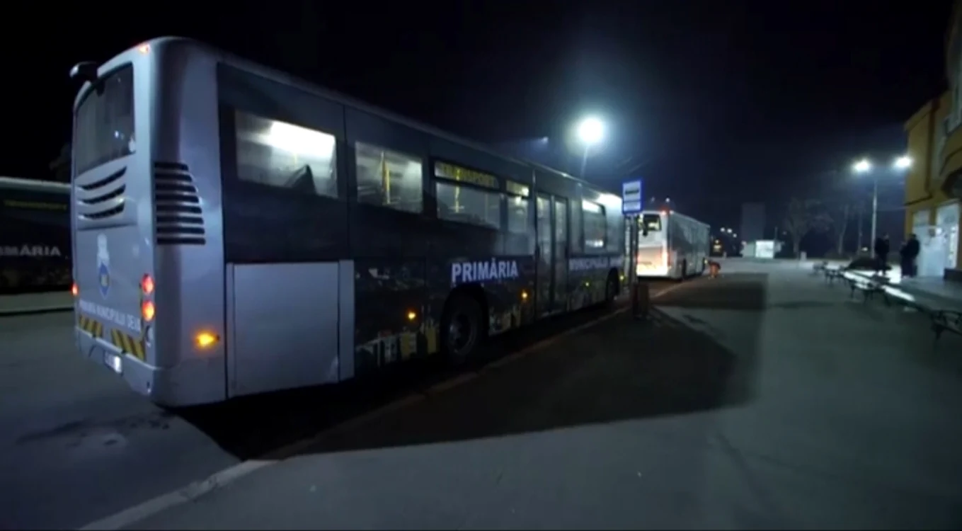 Autobuzele, odată ajunse seara în parcul auto, sunt dezinfectate 