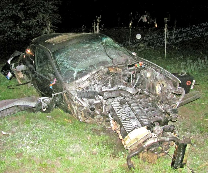 
    BMW-ul mirelui, aflat  în flăcări, a fost stins cu  ajutorul celorlalţi şoferi (foto: Ramona Găină)  