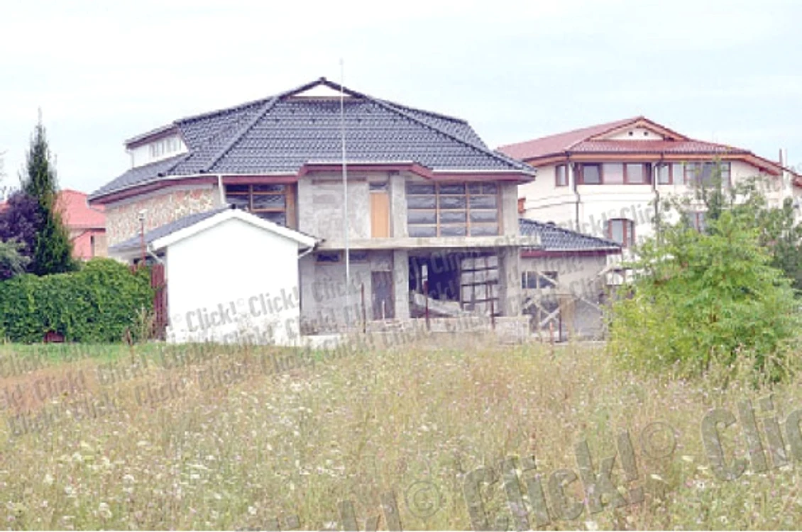 Una dintre vile se află încă în faza  de construcţie. Chiar şi aşa, este  supravegheată video non-stop