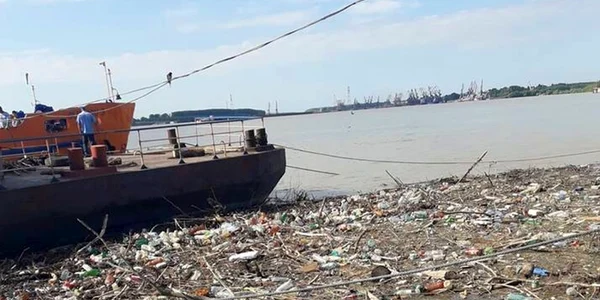 Gunoaie la malul Dunării la Galaţi FOTO Costel Crângan