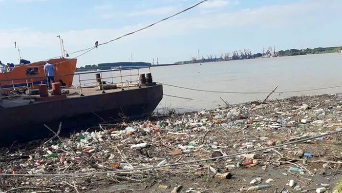 O mare de gunoaie curge pe Dunăre la Galaţi FOTO Costel Crângan