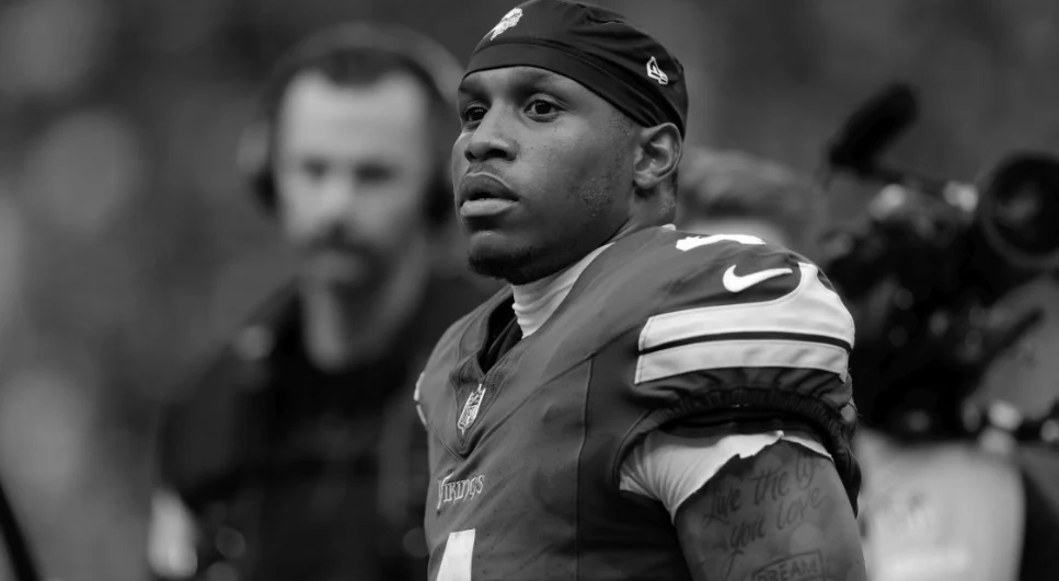 Fotbalul american pierde un tânăr talent. La doar 25 de ani, starul NFL a fost găsit decedat în propriul garaj. Posibilă sinucidere