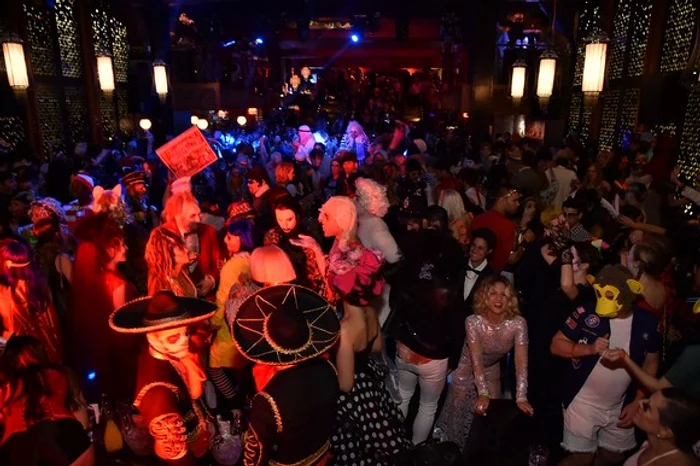 Ținutele extravagante și înfricoșătoare sunt sarea și piperul unei petreceri de Haloween reușiteFoto: Getty