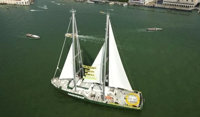 Vasul Greenpeace Rainbow Warrior a sosit în Portul Constanţa Foto Greenpeace