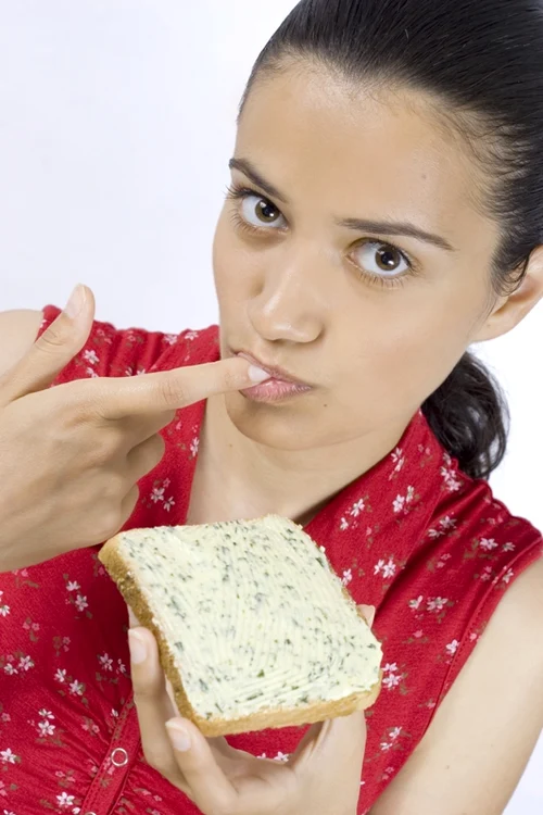 Margarina conţine grăsmi hidrogenate care cresc riscul apariţiei cancerului