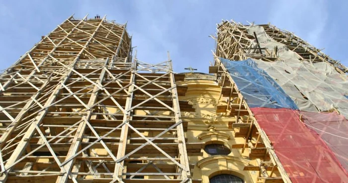 Bazilca de la Radna este înconjurată de schele din lemn Foto: Fabcebook Bazilica Maria Radna