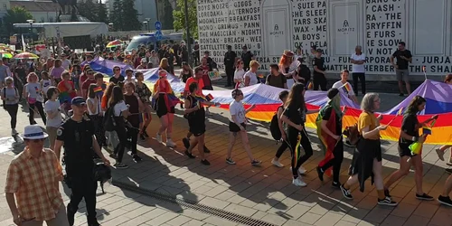 Peste 4.000 de oameni au luat parte la marşul LGBTQ de la Cluj