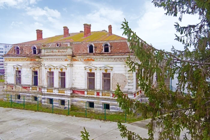 Casa Nicolau din oraşul Costeşti a fost ridicată la finalul secolului al XIX-lea FOTO: Gabriel Ghizdavu