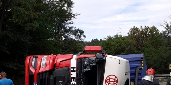 TIR înamtriculat în Bulgaria încărcat cu panouri solare - răsturnat pe DN7 - Dealul Negru în Vâlcea Foto ISU Vâlcea
