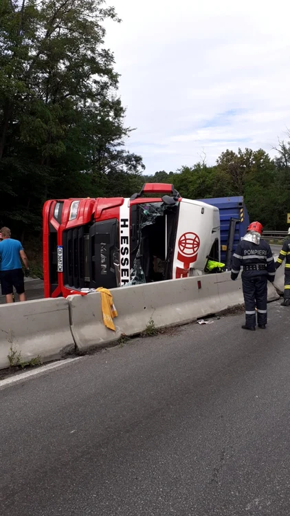 TIR înmatriculat în Bulgaria, încărcat cu panouri solare, răsturnat pe DN7 - Dealul Negru, în Vâlcea Foto ISU Vâlcea