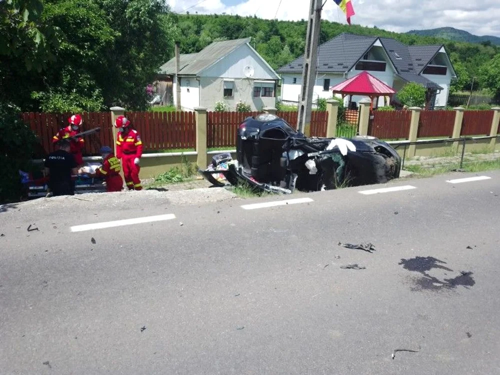 
    MAșina a rămas înfiptă în șanțul de pe marginea drumuluiFoto: zi-de-zi.ro  